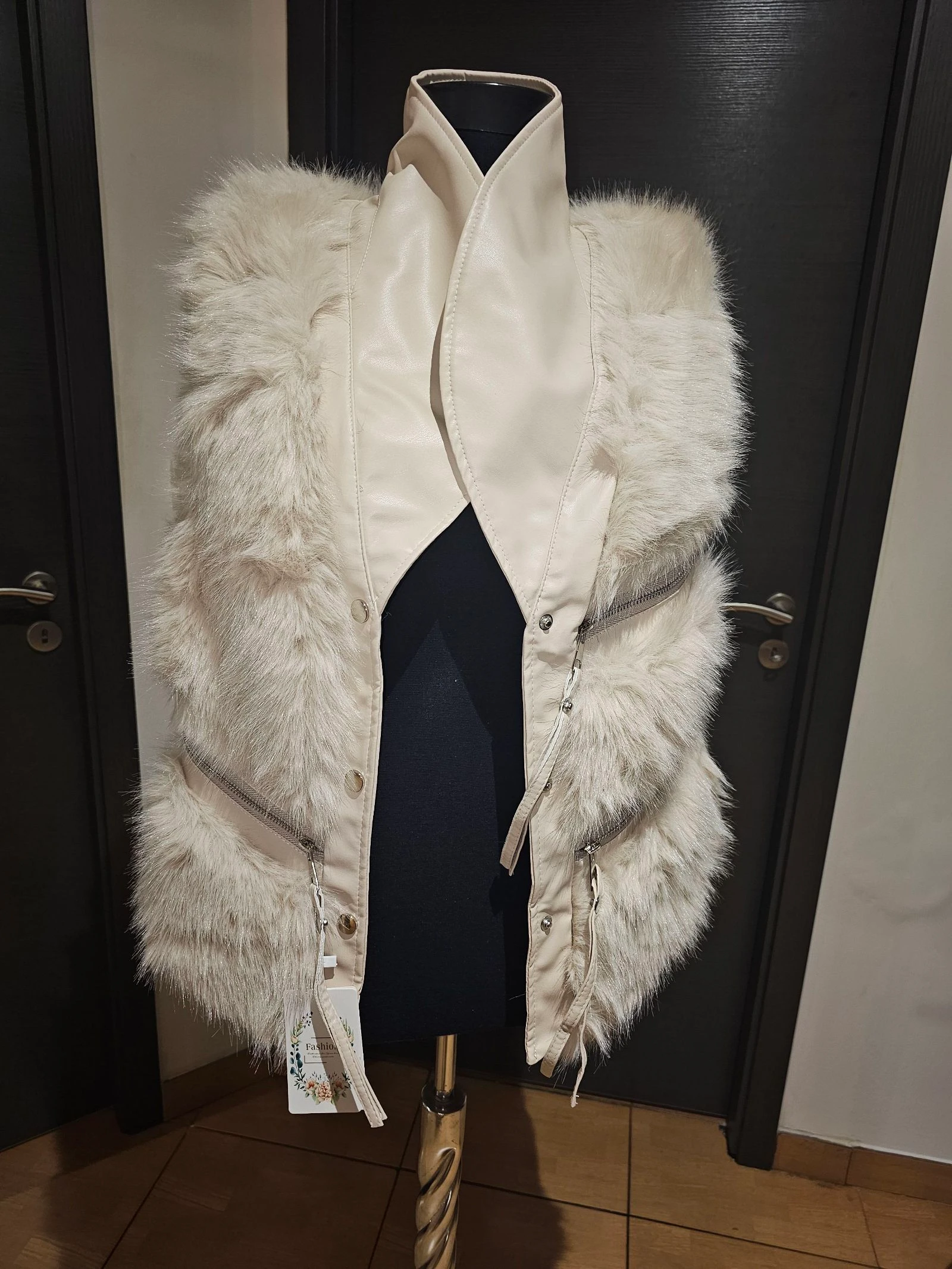 Nieuwe crèmekleurige nepbont mouwloos vest – photo 3